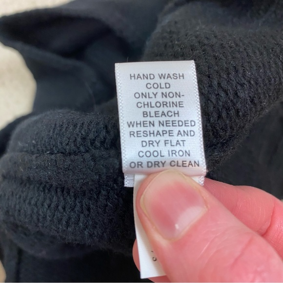 Banana Republic Black Knit V-Neck Long Sleeve Sweater - Picture 7 of 9